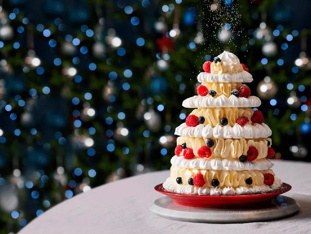 Pavlova ad albero di Natale alla Eton Mess