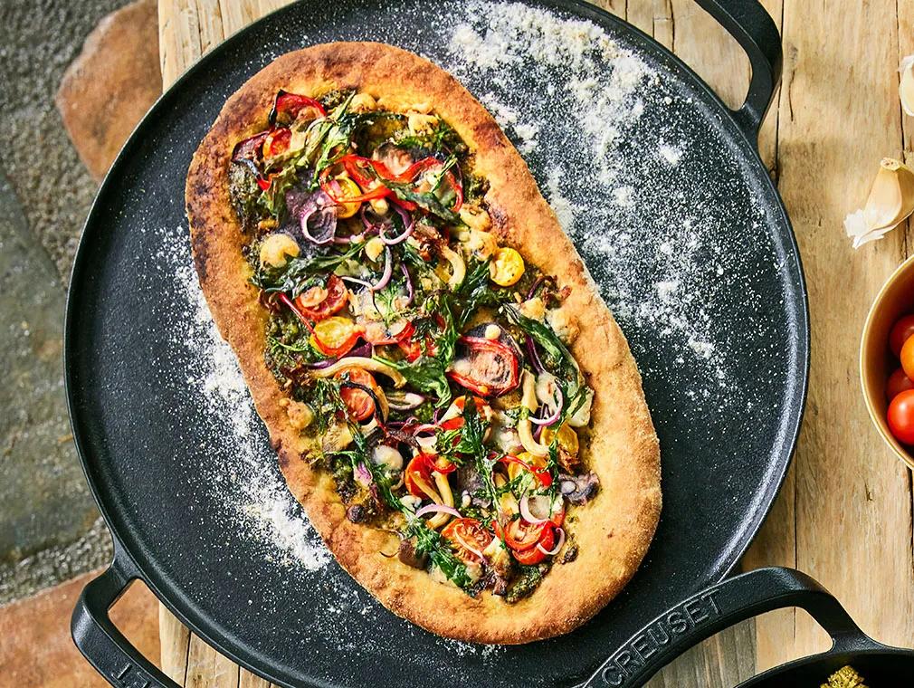 Focaccia alle verdure con pesto di rucola e mandorle