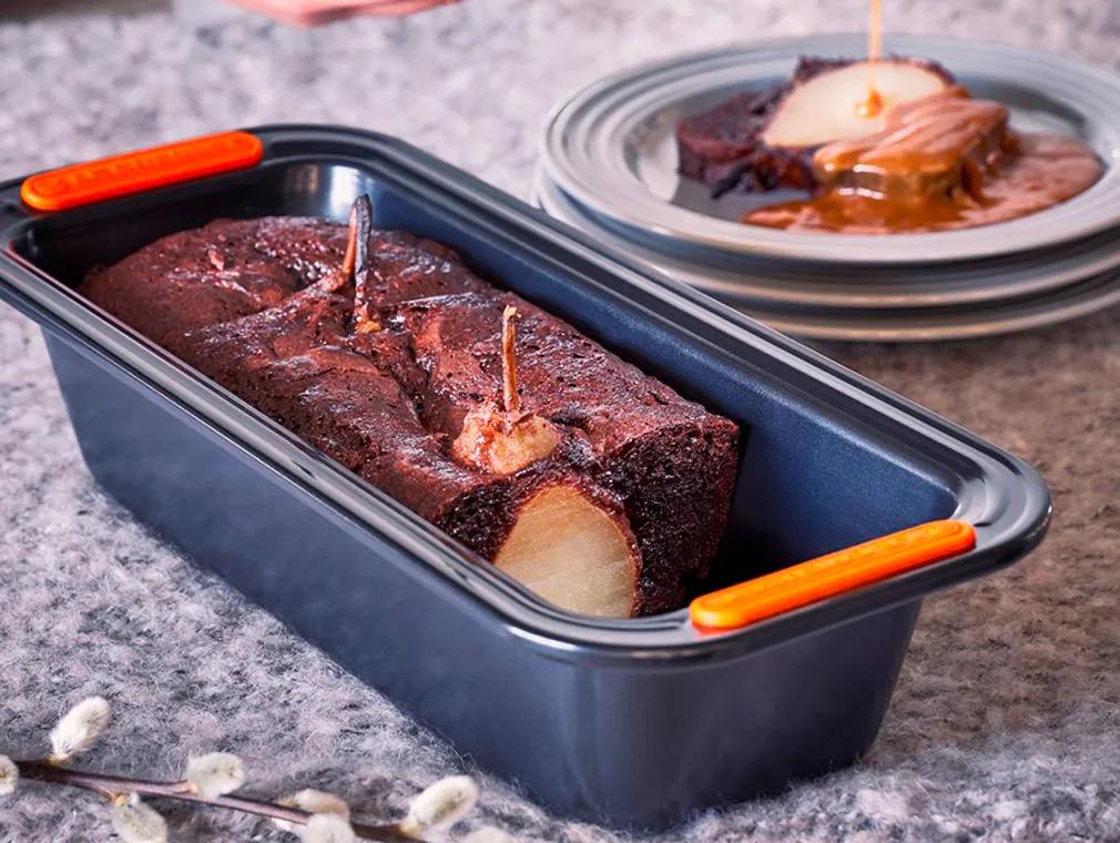 Torta di cioccolato e pere con caramello al burro salato