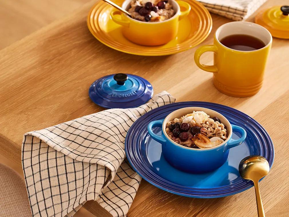 Mini cocotte di avena al forno con cocco e lamponi