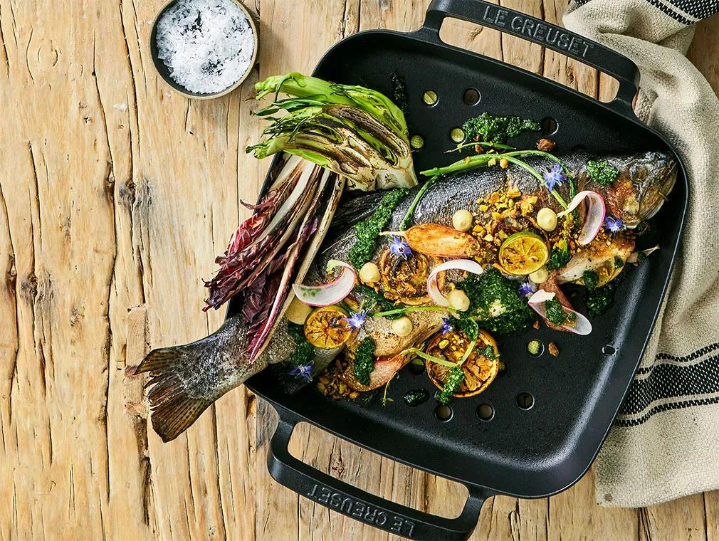 Trota arcobaleno alla griglia con radicchio arrostito e gremolada