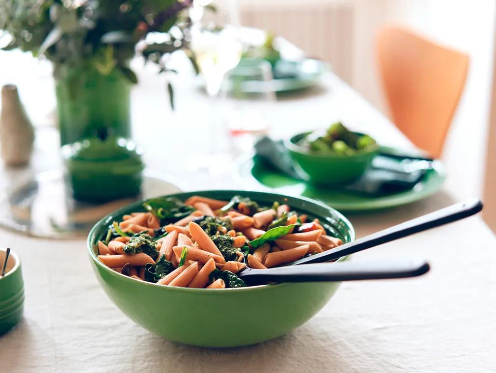 Pasta di lenticchie rosse con insalata di spinaci e pesto di ciuffi di carote