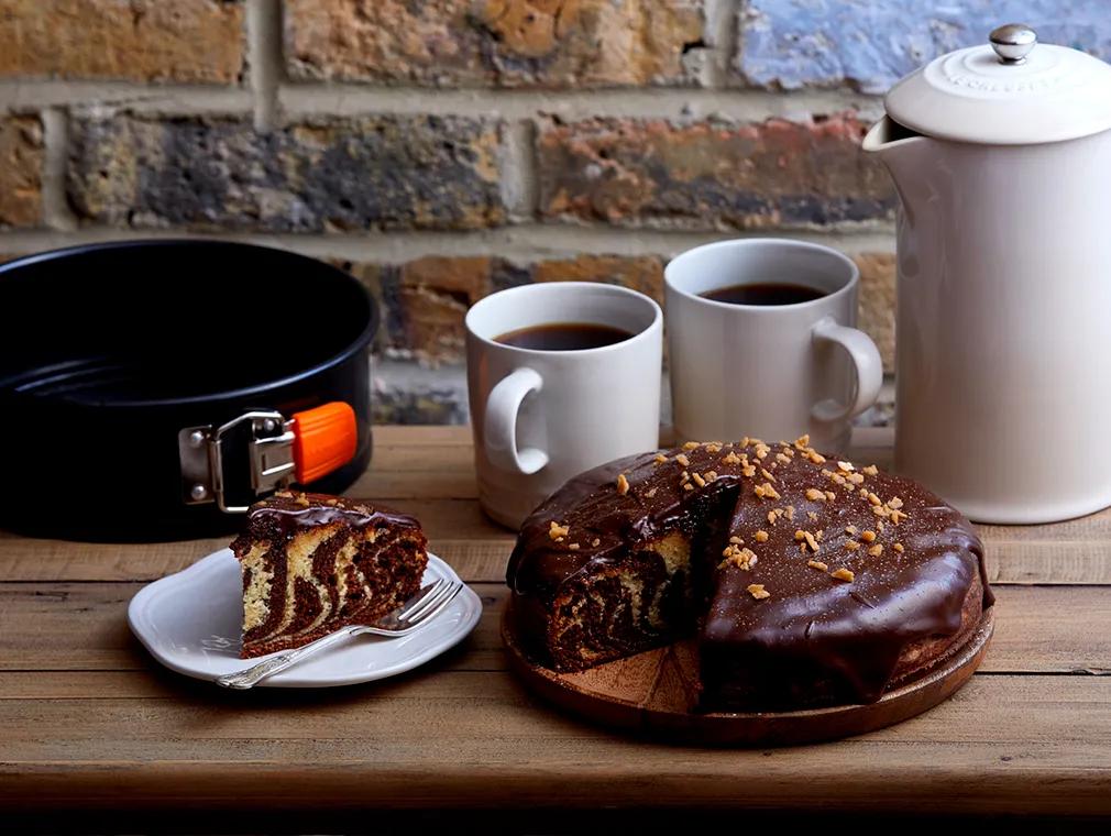 Torta marmorizzata al caramello e cioccolato