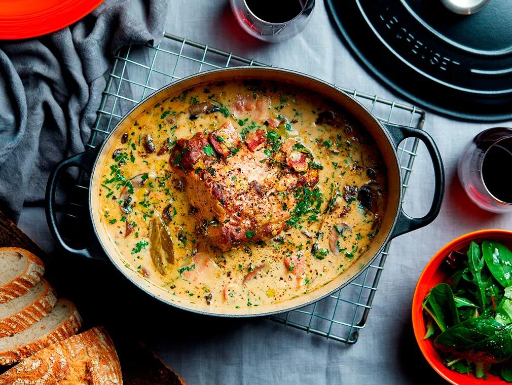 Spalla di maiale con porri, funghi porcini e panna