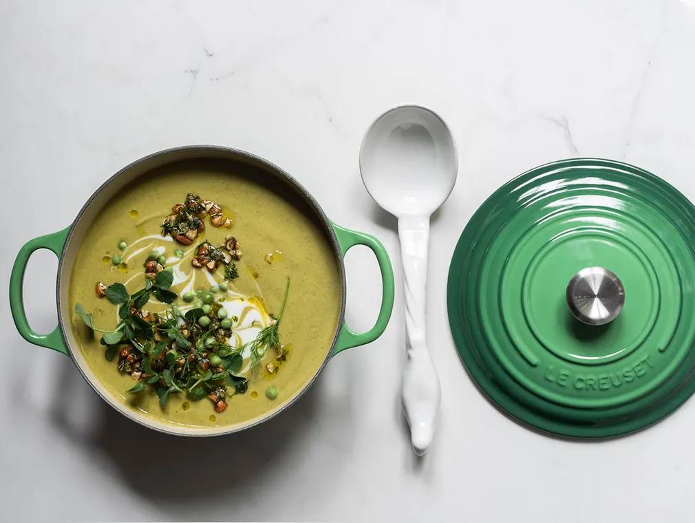 Zuppa di piselli e zucchine con yogurt e salsa di mandorle alla menta